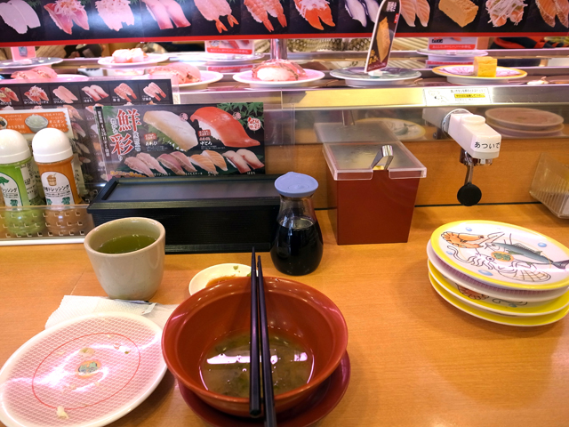 日本に来て一番食べたかったのは回転寿司でした。幸せだわ。腹いっぱい食べても安い。次から次へと運ばれてくる食べ物。ごちそうになりました。